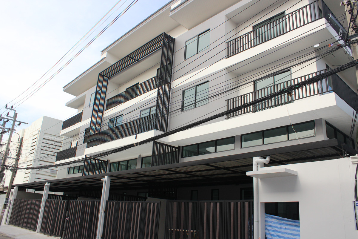 ขายโฮมออฟฟิศอ่อนนุช อุดมสุข : Sale with Tenants - Home Office in Sukhumvit 50, 3.5 storey, Close to BTS On-Nut