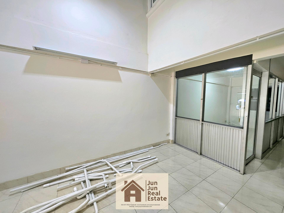 Commercial building for rent, 16 sq m, 4 floors, half renovated. (There are 2 rooms next to each other)(Opposite Sinthanee Residence Condominium) Loading...