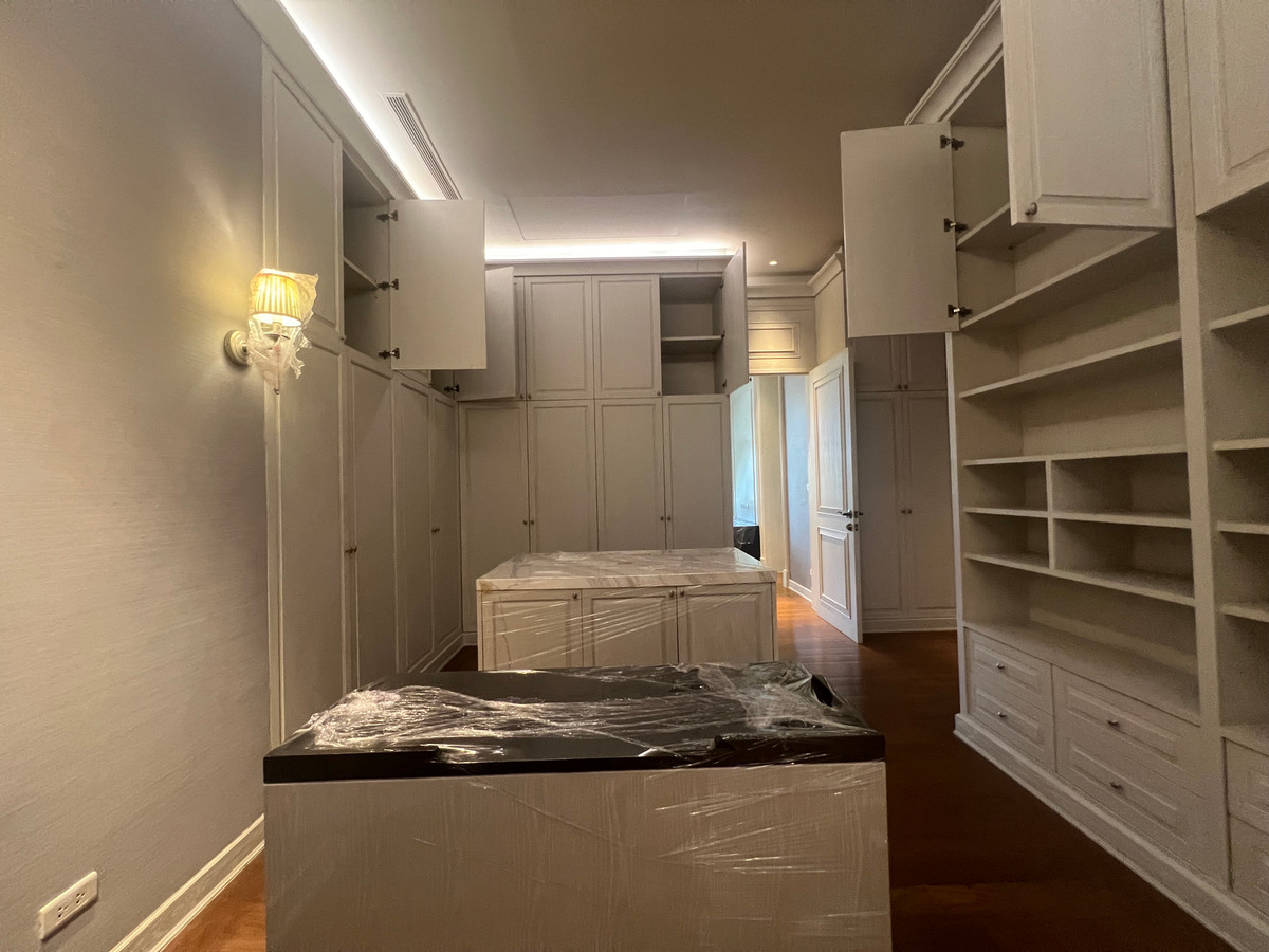 For SaleHouseKaset Nawamin,Ladplakao : Luxurious 5 bedroom house along Ramintra Expressway, ready to decorate, next to the lake.