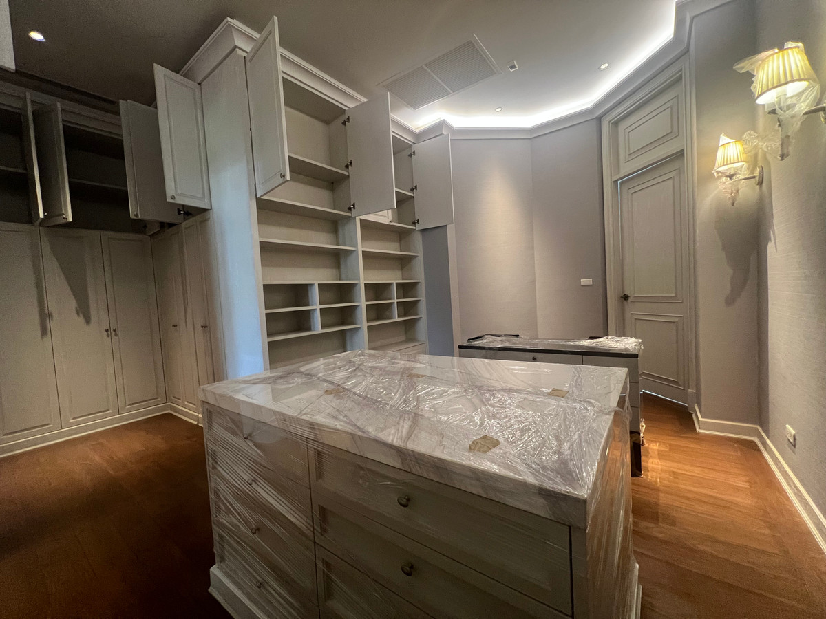 For SaleHouseKaset Nawamin,Ladplakao : Luxurious 5 bedroom house along Ramintra Expressway, ready to decorate, next to the lake.