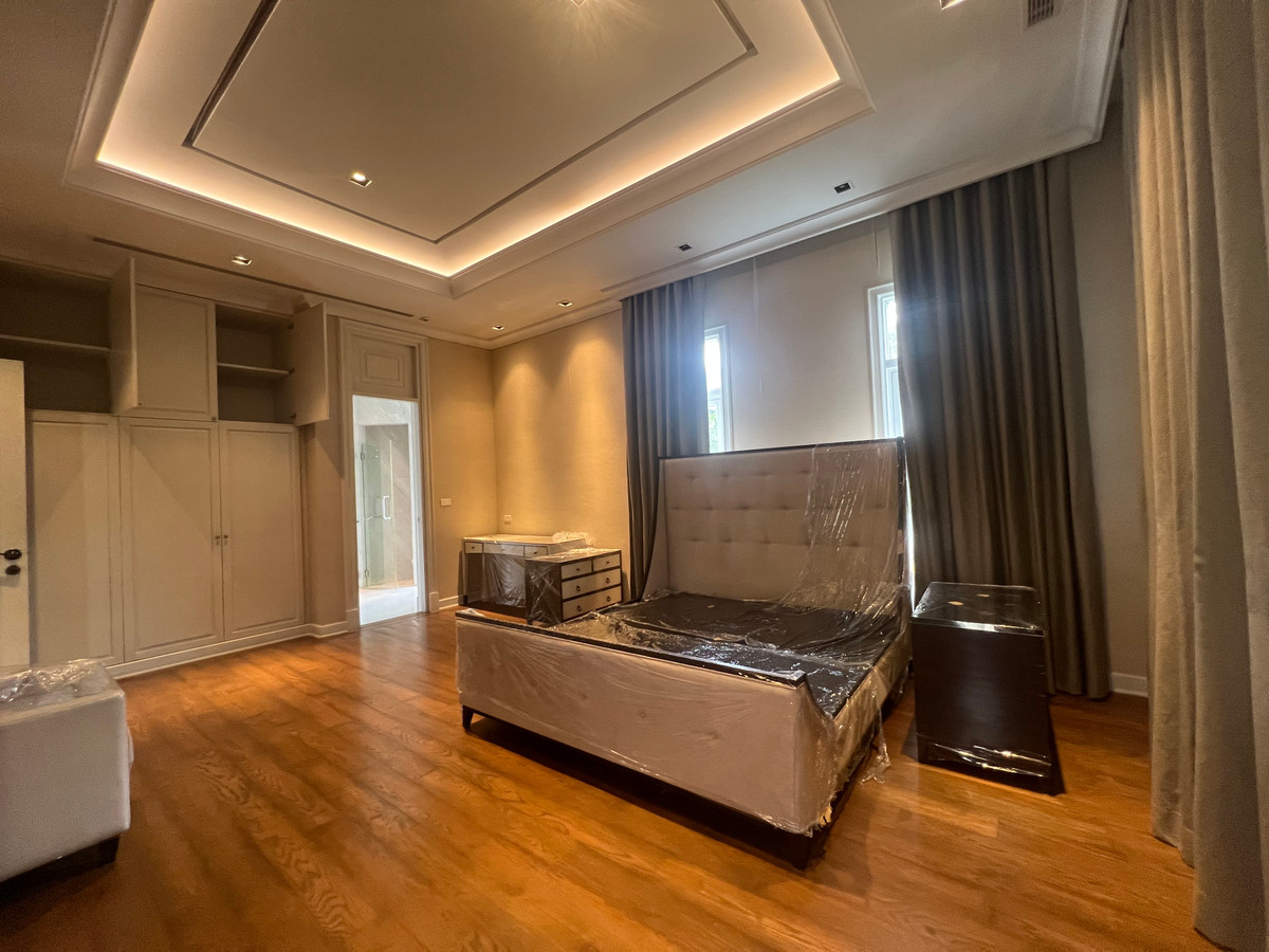 For SaleHouseKaset Nawamin,Ladplakao : Luxurious 5 bedroom house along Ramintra Expressway, ready to decorate, next to the lake.