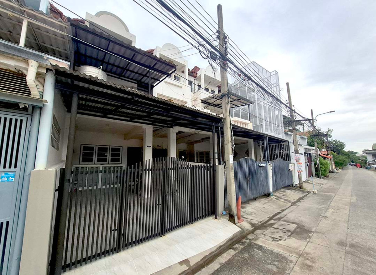 ขาย ทาวน์โฮม 3 ชั้น ซอยเรวดี 28 สภาพดี พร้อมอยู่ Loading...