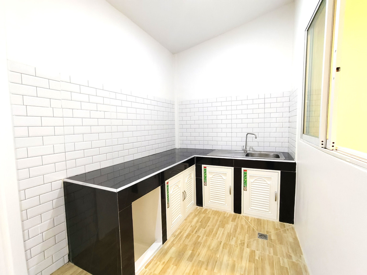 Cheap townhome, beautifully renovated, like getting a new home, I Leaf Town Village, Lam Luk Ka Khlong 3, excellent location, close to the BTS, close to the expressway. Loading...