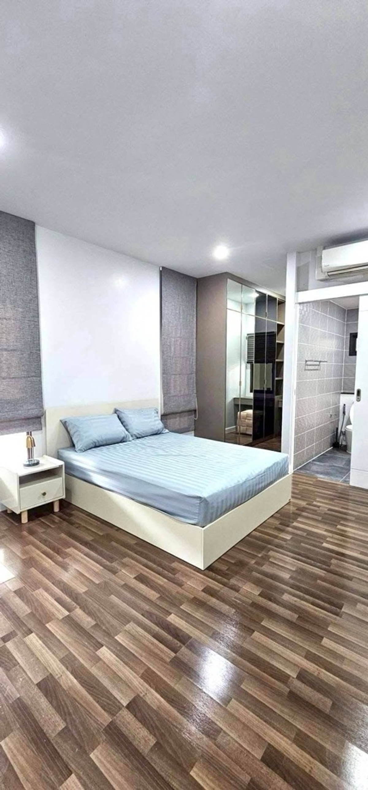 For RentHousePattanakan, Srinakarin : Large detached house for rent, Setthasiri 2, Krungthep Kreetha, first hand, land size 114 sq m, area 450 sq m, 5 bedrooms, 4 parking spaces, price 350,000 baht.