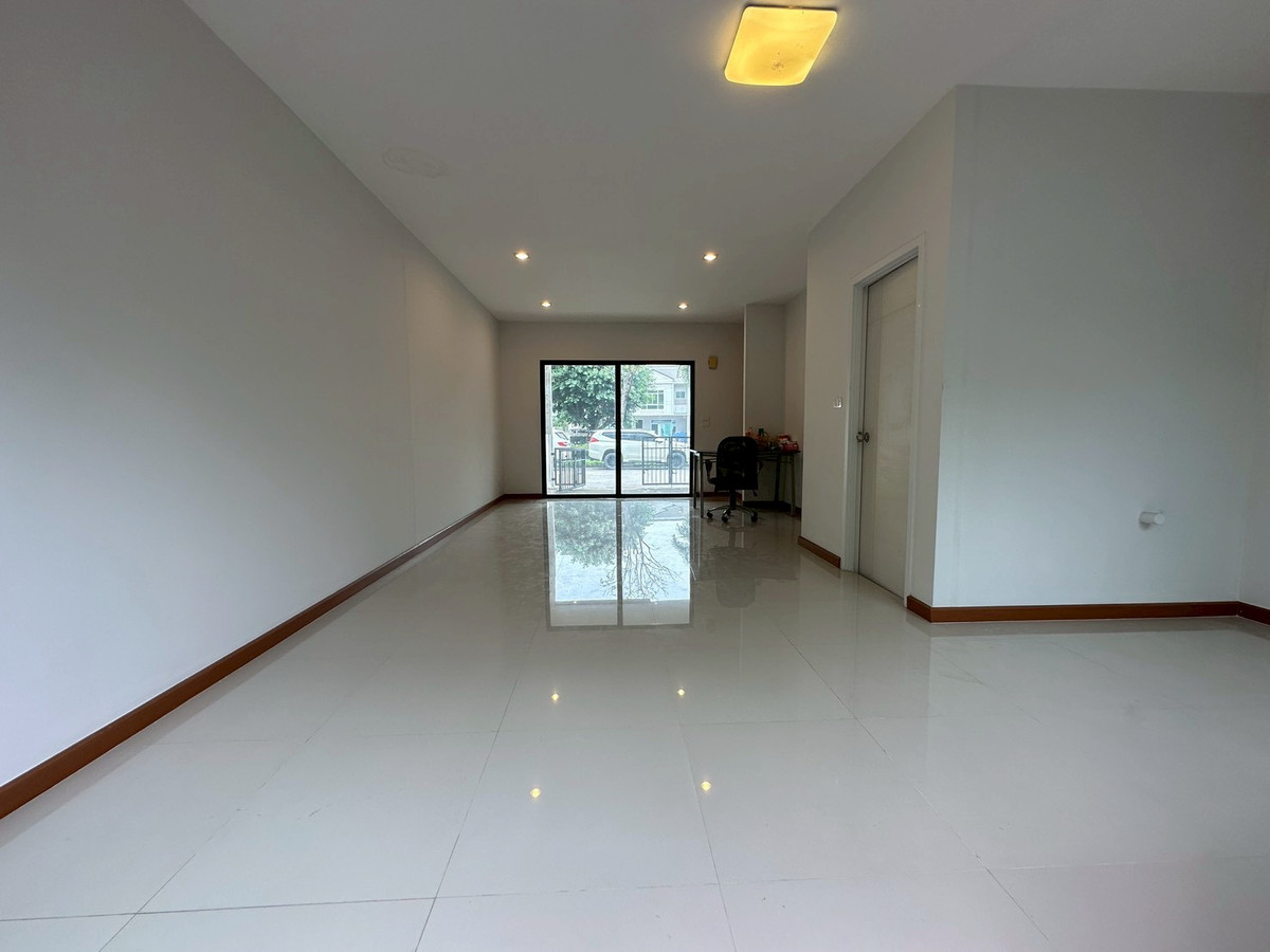3-story townhome for sale, Casa City Sukhumvit Village, next to Sukhumvit Road - Srinakarin Intersection. Loading...