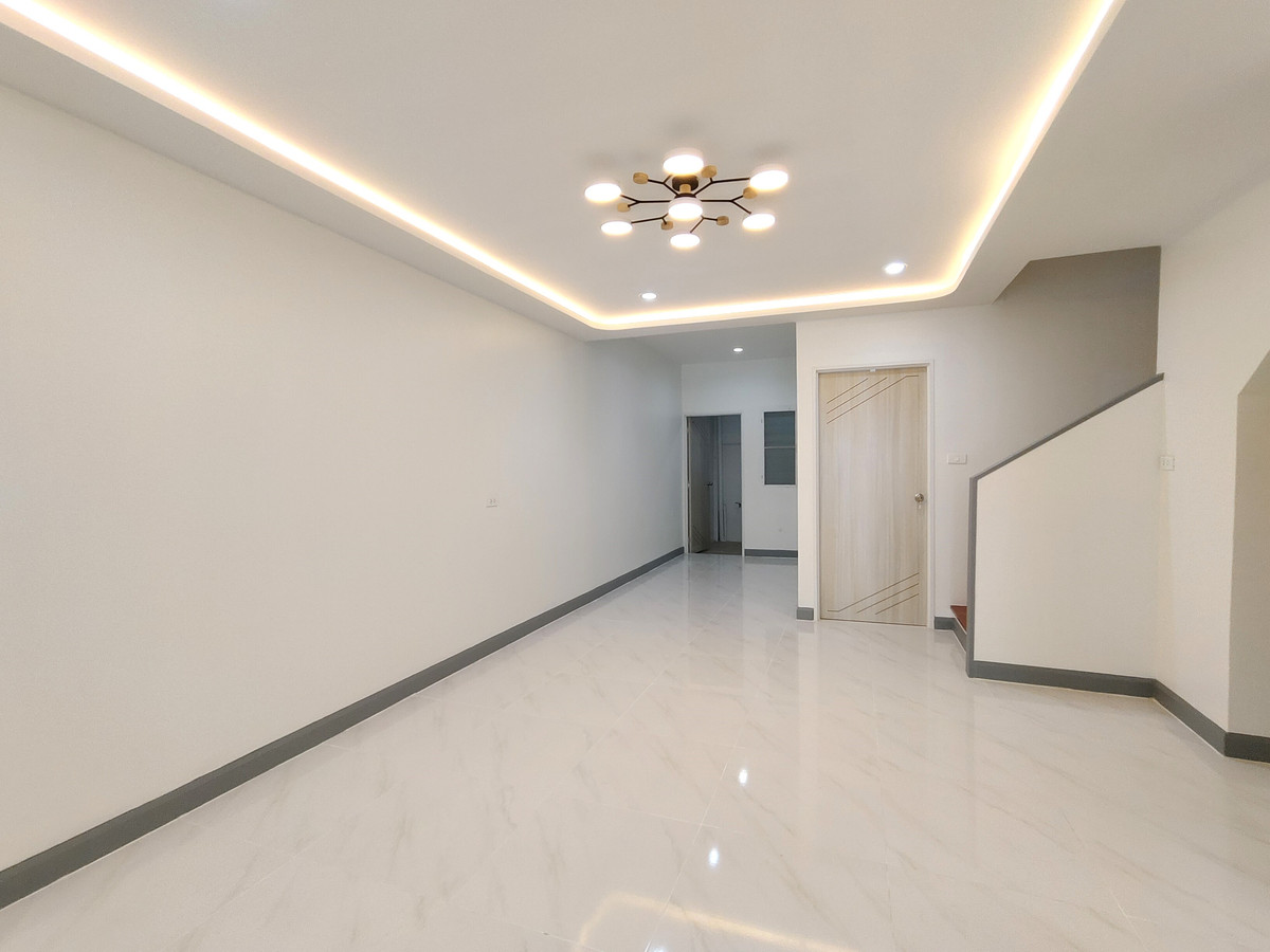 Cheap townhome, beautifully renovated, like getting a new home, I Leaf Town Village, Lam Luk Ka Khlong 3, excellent location, close to the BTS, close to the expressway. Loading...