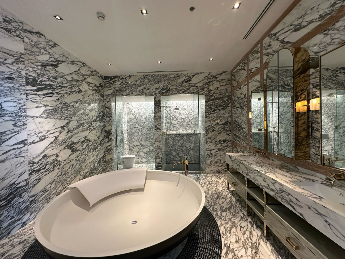 ขายคอนโดสาทร นราธิวาส : 𝟒 𝐁𝐞𝐝𝐫𝐨𝐨𝐦𝐬 𝟓 𝐁𝐚𝐭𝐡𝐫𝐨𝐨𝐦𝐬 
𝐋𝐚𝐫𝐠𝐞 𝐋𝐢𝐯𝐢𝐧𝐠 𝐑𝐨𝐨𝐦 𝐰𝐢𝐭𝐡 𝐎𝐩𝐞𝐧 𝐊𝐢𝐭𝐜𝐡𝐞𝐧 
𝟔𝟒𝐭𝐡 𝐅𝐥𝐨𝐨𝐫 𝐏𝐞𝐧𝐭𝐡𝐨𝐮𝐬𝐞
𝐕𝐞𝐫𝐲 𝐋𝐚𝐫𝐠𝐞 𝐒𝐢𝐳𝐞 𝟒𝟐𝟏.𝟔𝟐 𝐒𝐪.𝐦. 𝐓𝐡𝐞 𝐎𝐧𝐥𝐲 𝐎𝐧𝐞