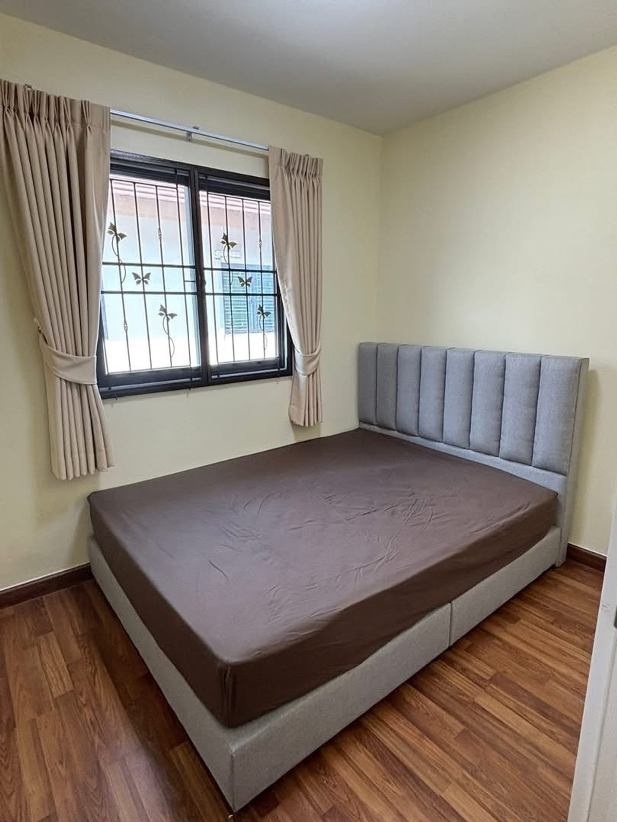 HousePattanakan, Srinakarin : P-2836 House in good location, convenient to travel, can enter and exit in many ways. For rent/Urgent sale! Townhome Pruksa Ville 57 Phatthanakan ready to move in.