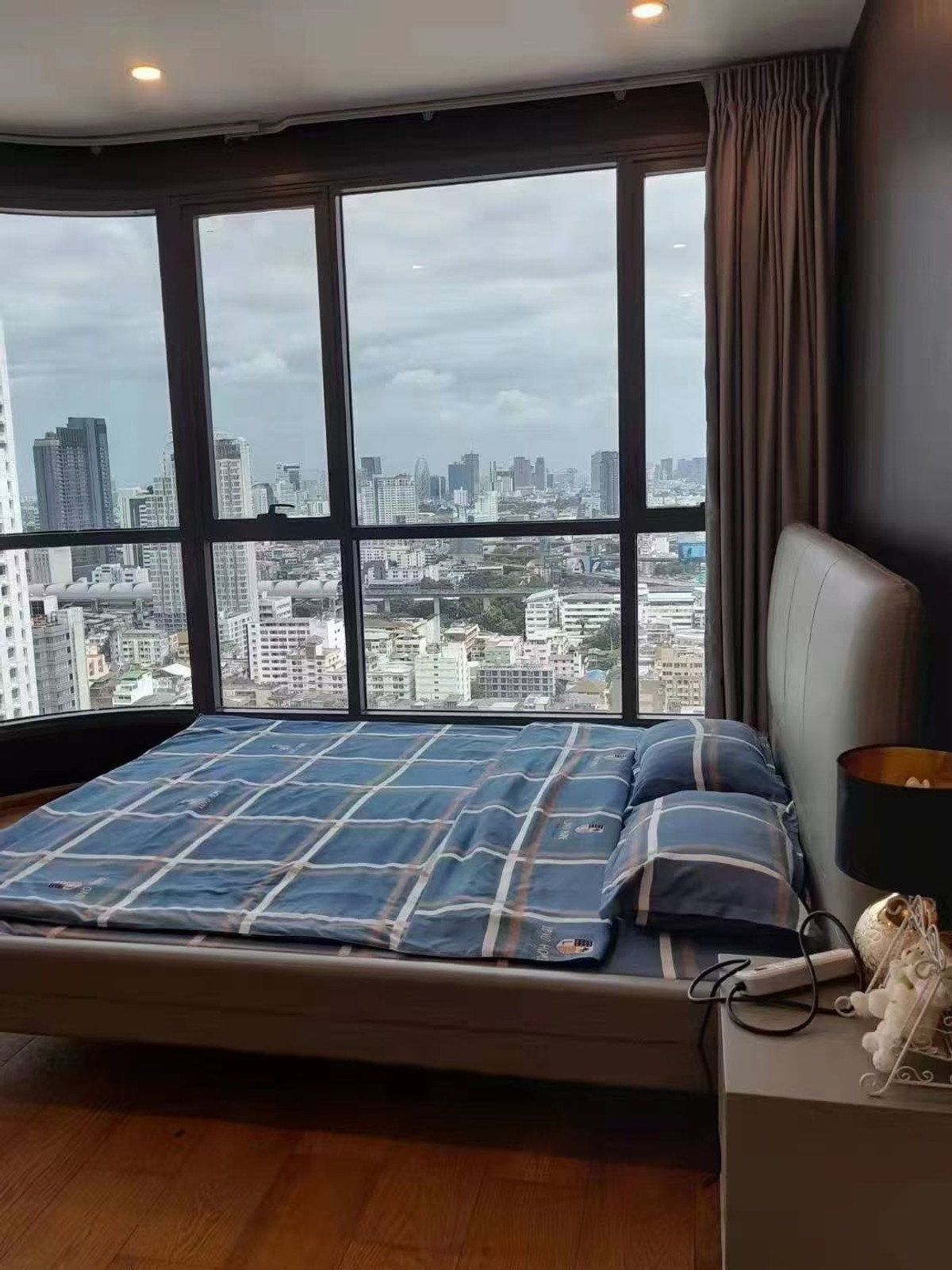 📣🌃Q Chidlom 2 bedrooms | ready to move, room with beautiful view, good breeze | with bathtub Price negotiable ✨💸| Loading...