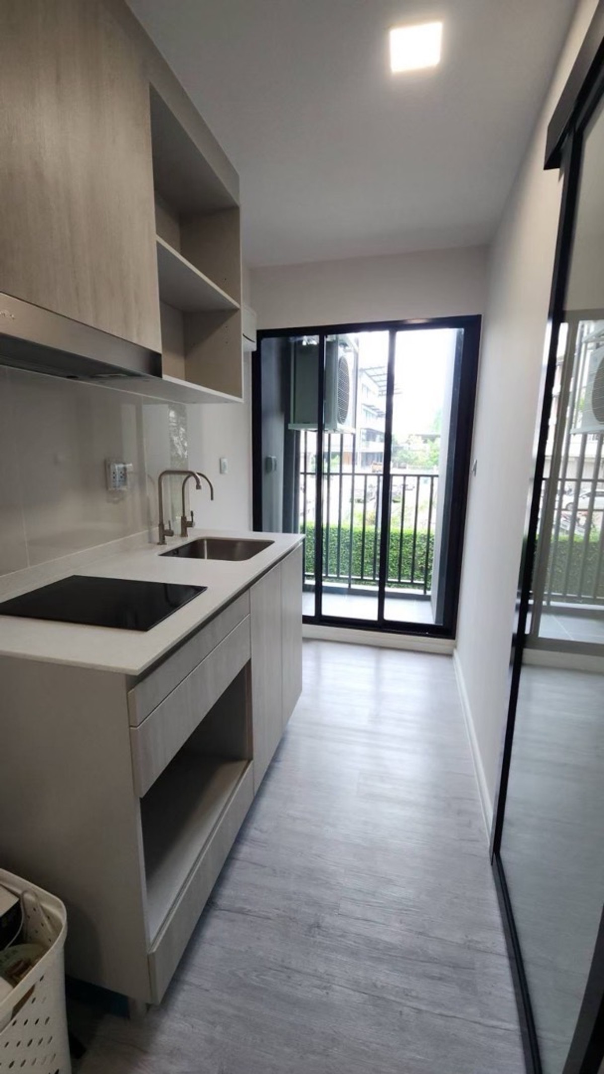 ให้เช่าคอนโดบางนา แบริ่ง ลาซาล : ให้เช่า คอนโด Atmoz Tropicana Bangna (แอทโมซ ทรอปิคาน่า บางนา) ขนาดห้อง : 28 ตร.ม ชั้น : 2 ตึก/อาคาร : B ราคา : 9,500 บาท สถานที่ใกล้เคียง : รถไฟฟ้าสายสีเหลือง