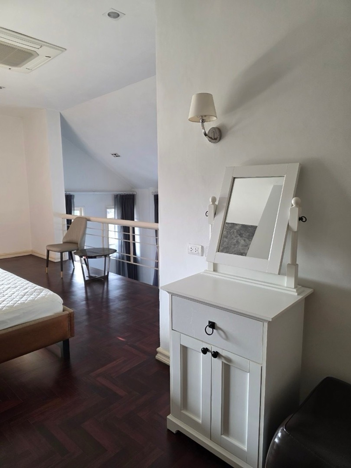 บ้านหลังใหญ่ ห่างทะเลแค่ถนนกั้น Loading...