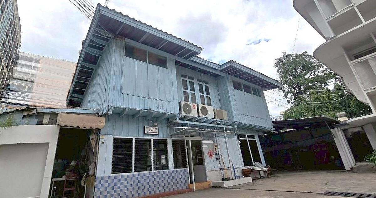 For RentShop HouseWitthayu, Chidlom, Langsuan, Ploenchit : 🏢 Building with Large Land for Rent – Ploenchit Area. Suitable for all types of businesses. ** NO CO-AGENT **