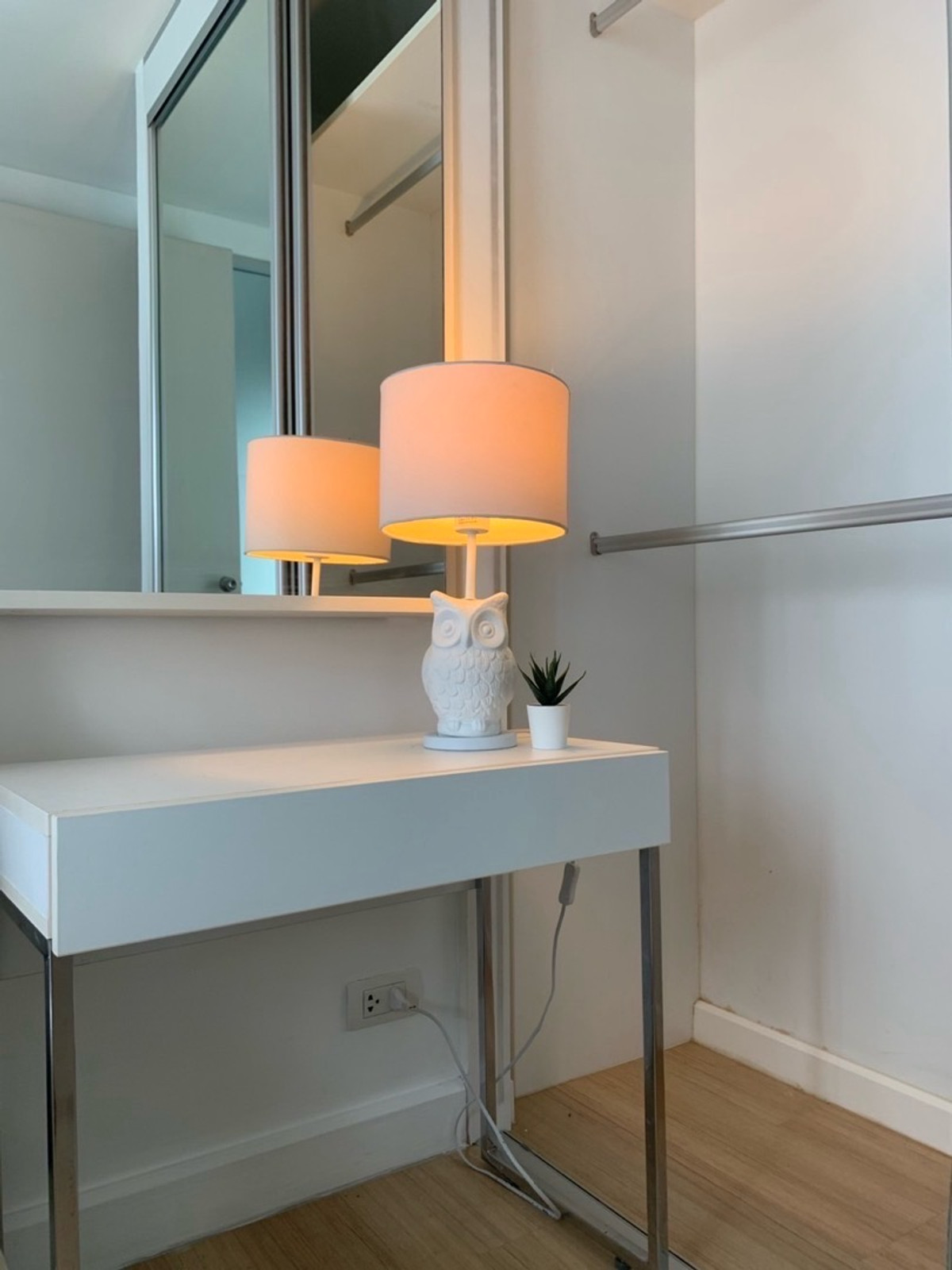 For RentCondoBangna, Bearing, Lasalle : Rent The Parkland Srinakarin lakeside (The Parkland Srinakarin Lakeside)  🛏️ 1 bedroom 🛁 1 bathroom 🛋️ 1 living room, size 38 sq m. Building 2, 5th floor 🌅 Lake view ✨ Price 10,000 baht ✨ Newly decorated room with video  