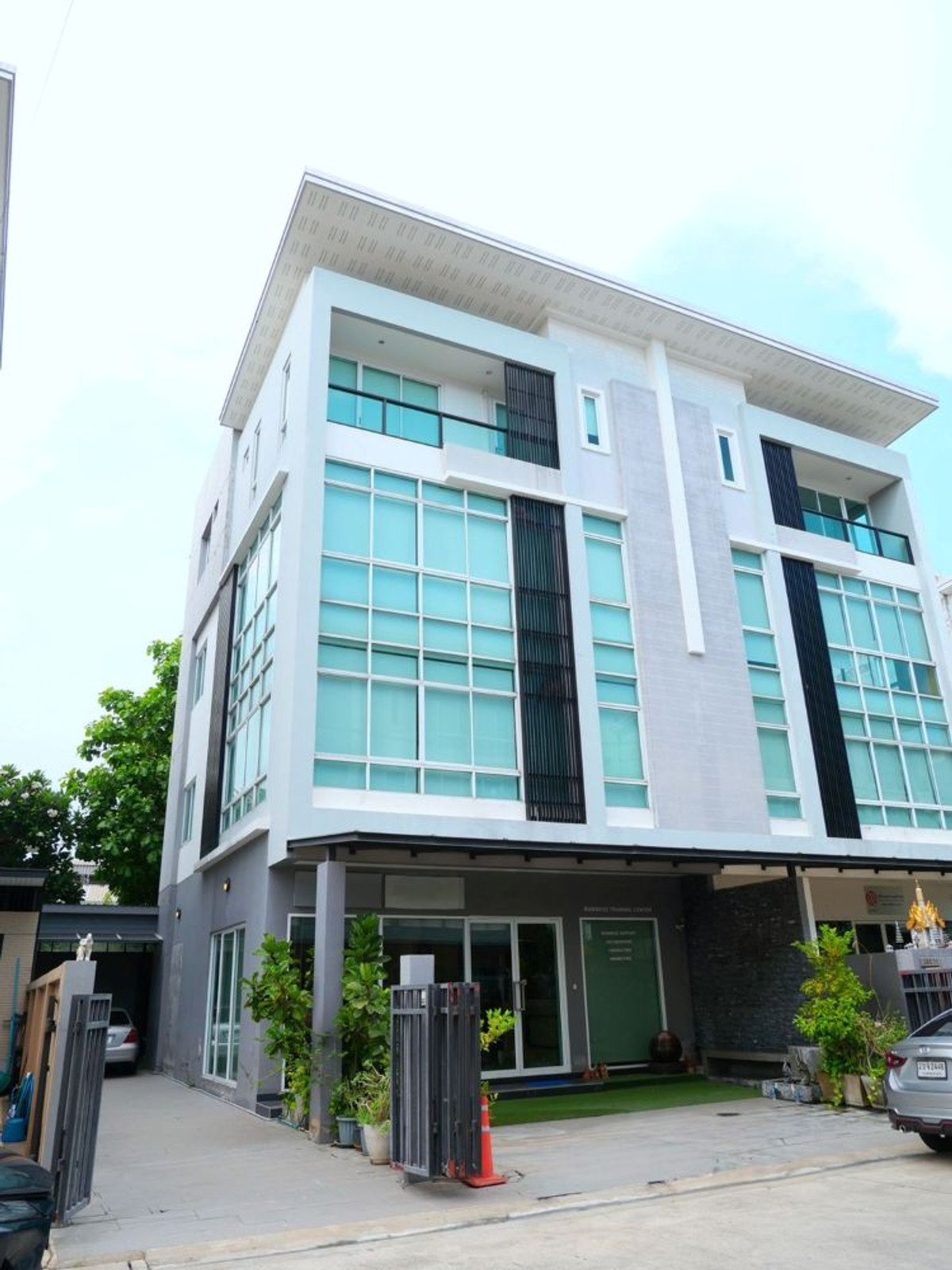 4-story home office for sale, Biz Galleria Nuanchan, good location, next to the Pink Line, fully furnished, ready to conduct business. Loading...