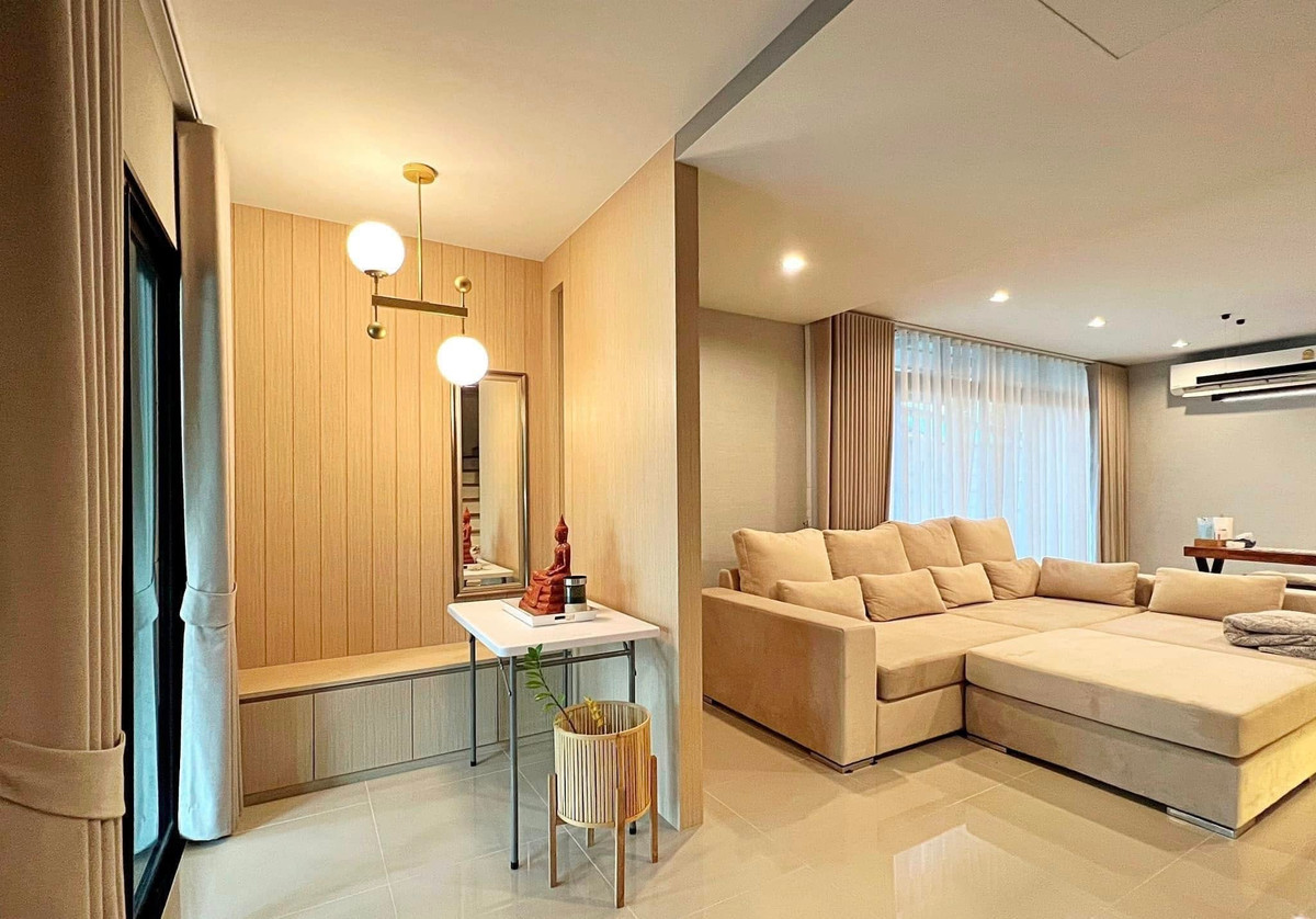 𝐅𝐨𝐫 𝐑𝐞𝐧𝐭: 𝐁𝐞𝐚𝐮𝐭𝐢𝐟𝐮𝐥 𝐒𝐢𝐧𝐠𝐥𝐞 𝐇𝐨𝐮𝐬𝐞 𝐢𝐧 𝐀𝐫𝐞𝐞𝐲𝐚 𝐂𝐨𝐦𝐨 𝐁𝐨𝐭𝐚𝐧𝐢𝐜𝐚, 𝐁𝐚𝐧𝐠𝐧𝐚 Stylishly furnished and ready to move in — just 5 minutes from Mega Bangna Loading...