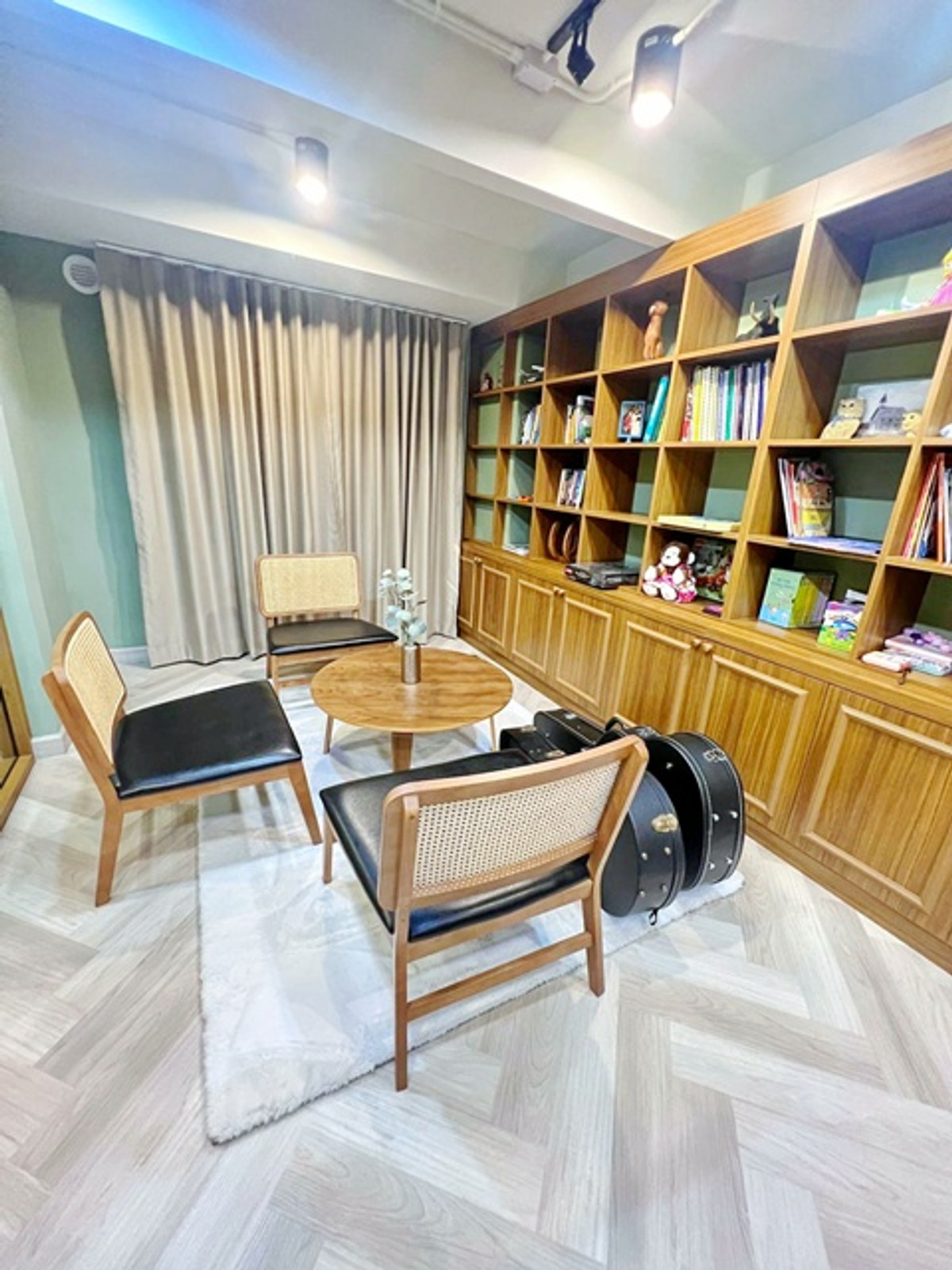 BTS Ploenchit 400m. Luxury 2-story Cheaper than a Penthouse townhouse for rent 35 sq.wa. 275 sq.m. f Loading...