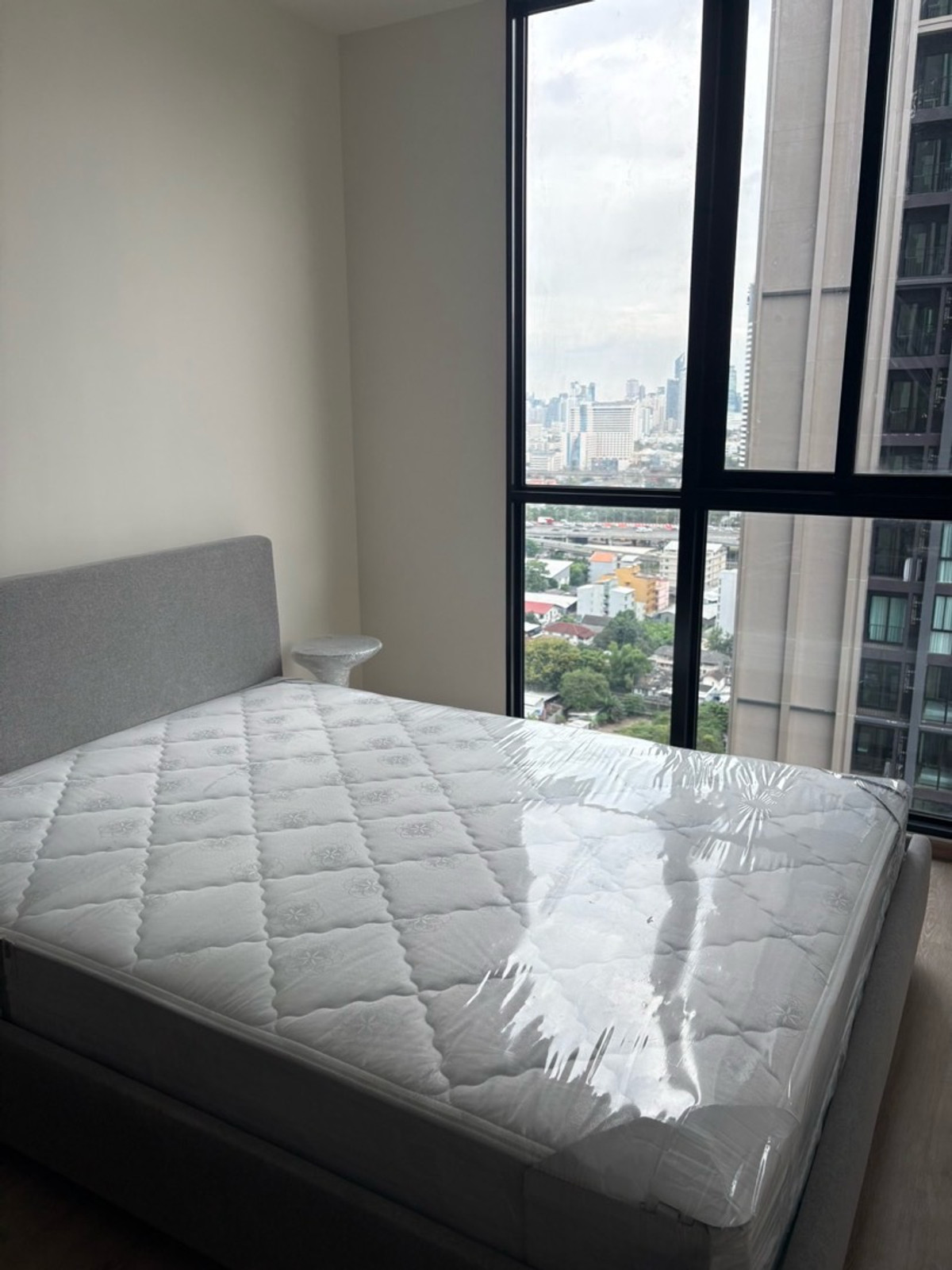 คอนโดพระราม 9 เพชรบุรีตัดใหม่ RCA : 🔥ค่าเช่าเพียง 17,000/เดือน  (จองด่วนก่อนพลาดโอกาส) - ชั้นสูง ตึกหน้า