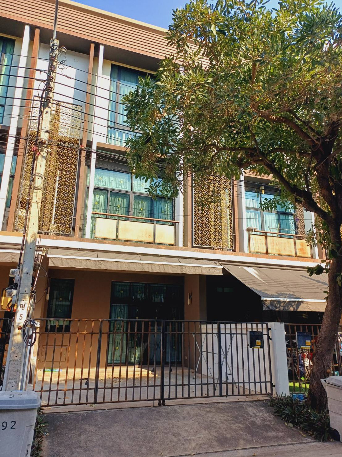 ให้เช่าทาวน์โฮมบางซื่อ วงศ์สว่าง เตาปูน : ให้เช่า ทาวน์โฮม 3.5 ชั้น ริมถนนวงศ์สว่าง ใกล้ BTS วงศ์สว่าง เฟอร์นิเจอร์ครบ พร้อมเข้าอยู่  เหมาะพักอาศัย