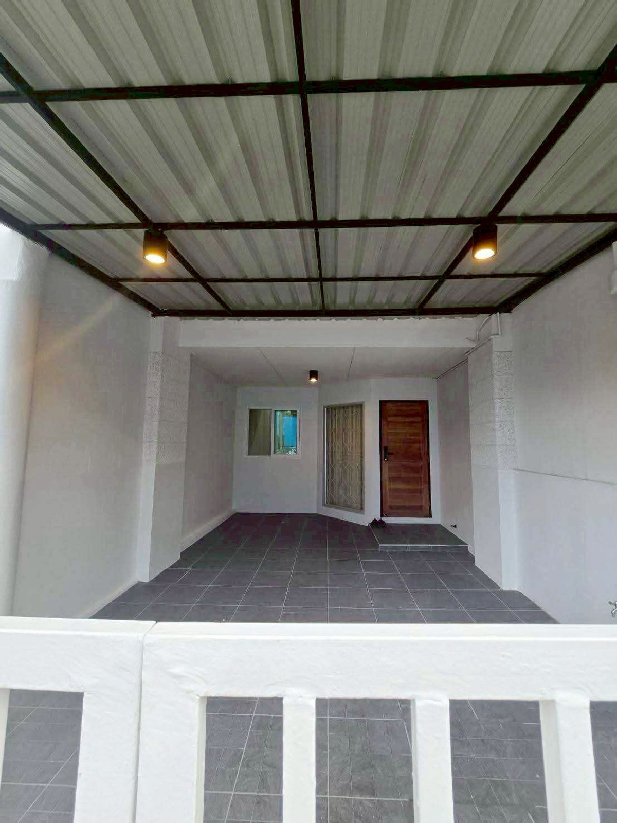 Townhouse for rent 18,000 baht per month, just 5 minutes to Central Airport No.9H972. Loading...