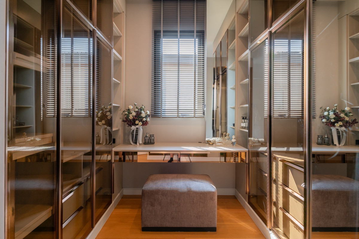 HousePattanakan, Srinakarin : For sale/rent, luxury house Cinq Royal Krungthep Kreetha (Soul Type), 3-story house with private elevator, land size 120 sq m, usable area 705 sq m, fully furnished, complete with electrical appliances.