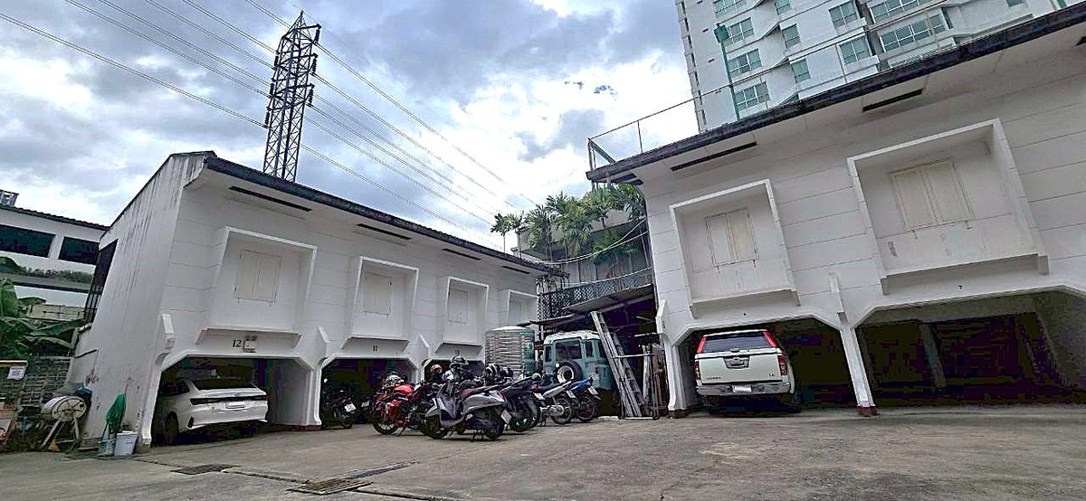 For RentShop HouseWitthayu, Chidlom, Langsuan, Ploenchit : 🏢 Building with Large Land for Rent – Ploenchit Area. Suitable for all types of businesses. ** NO CO-AGENT **