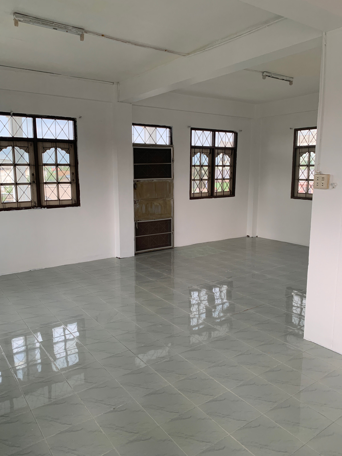 For SaleHome OfficeMahachai Samut Sakhon : Urgent sale, home office, prime location. At a price you can reach, very cheap. This price cannot be found in this area.