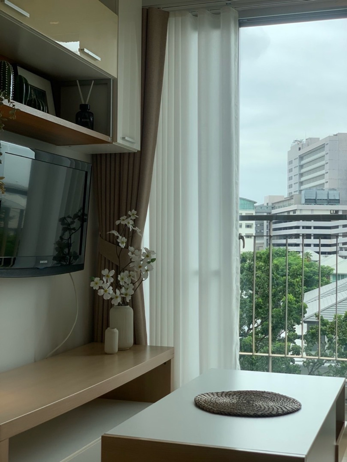 For RentCondoBangna, Bearing, Lasalle : Rent The Parkland Srinakarin lakeside (The Parkland Srinakarin Lakeside)  🛏️ 1 bedroom 🛁 1 bathroom 🛋️ 1 living room, size 38 sq m. Building 2, 5th floor 🌅 Lake view ✨ Price 10,000 baht ✨ Newly decorated room with video  