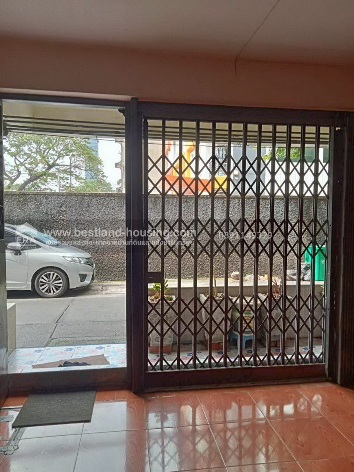 ขายด่วน! ตึกแถว 4 ชั้น ย่านเอกมัย แยก 1 — ผู้เช่าเต็ม พร้อมรับรายได้ทันที Loading...