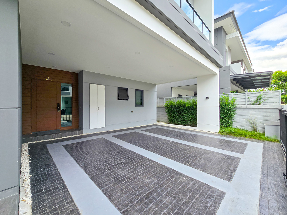 𝐅𝐨𝐫 𝐑𝐞𝐧𝐭: 𝐓𝐡𝐞 𝐂𝐢𝐭𝐲 𝐁𝐚𝐧𝐠𝐧𝐚 — Luxury House Near Mega Bangna 4Bedrooms, North-facing house, no electric poles Loading...