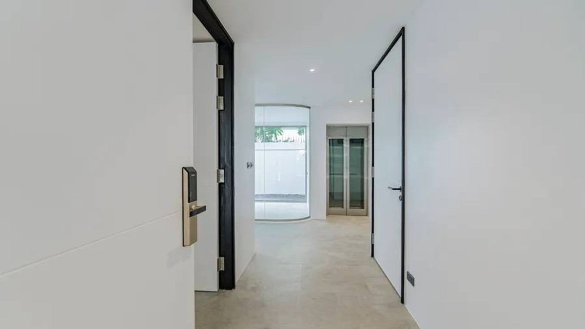 For SaleHome OfficeLadprao, Central Ladprao : New home office for sale, 4 floors, luxury house in the heart of Ratchada-Lat Phrao. Beautiful with elevator 62 sq m near MRT Lat Phrao Phawana LUXE35