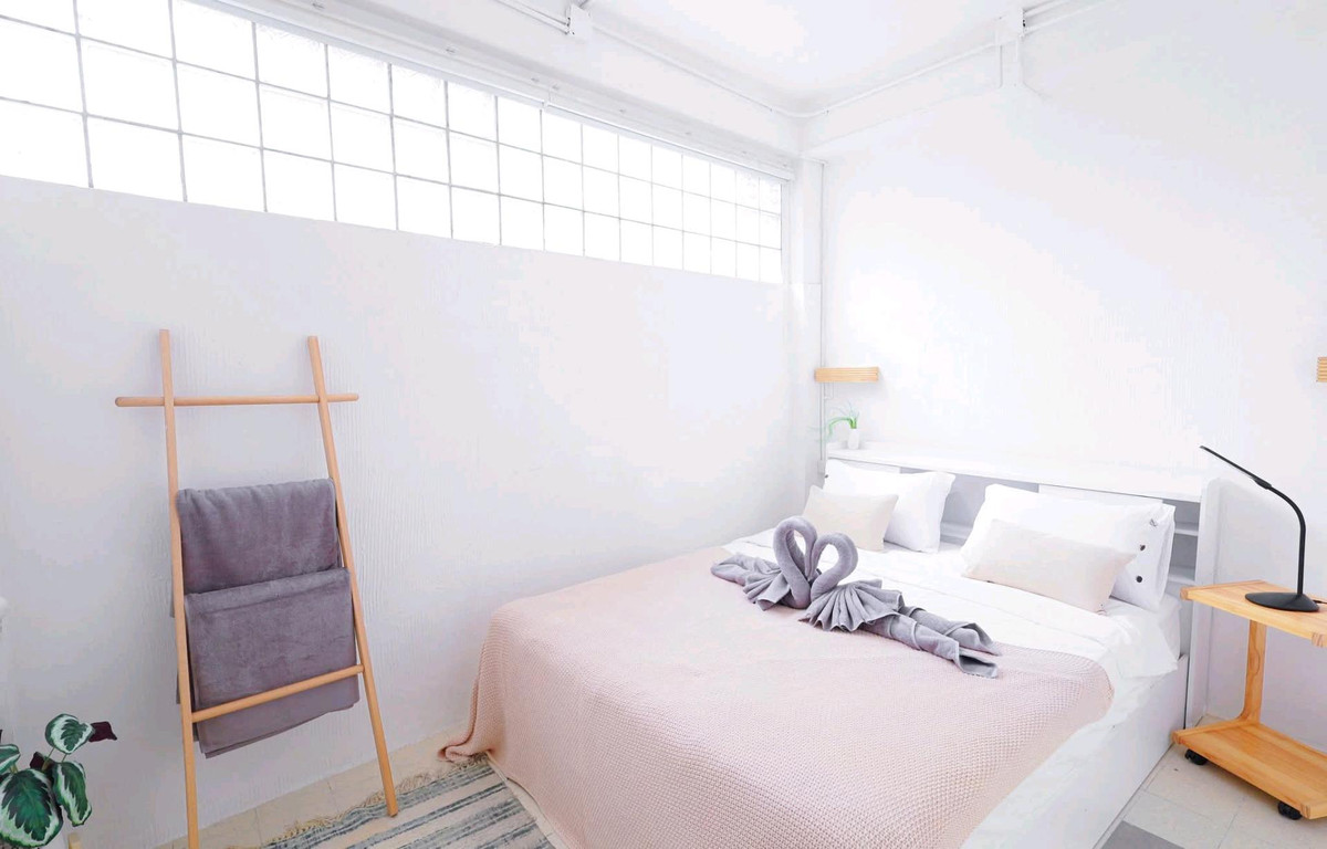 ให้เช่าบ้านรัชดา ห้วยขวาง : ​📍 ทำเลดีมาก: ซอยรัชดา 3 (ซอยอยู่เจริญ) บ้านว่างพร้อมเข้าอยู่ ดินแดง​🏠 ตัวบ้าน: บ้านเดี่ยว 2 ชั้น พื้นที่ 126 ตร.ม.​🛌 ห้องนอน: 3 ห้องนอน 4 เตียง​🛁 ห้องน้ำ: 3 ห้องน้ำ