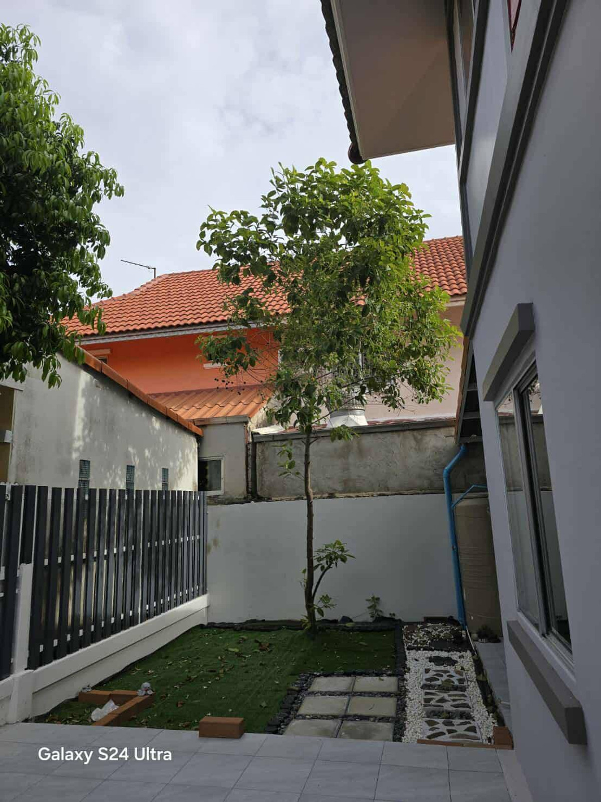 Selling very cheap!! 2-story twin house, newly renovated, Pruksadee Village, Rangsit Khlong 3, Pathum Thani, opposite Jumbo Market, near Big C. Loading...