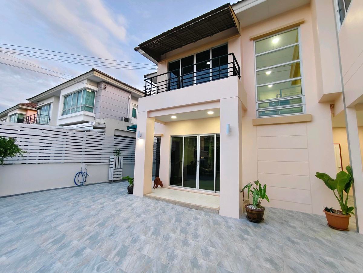 Single house for sale Renovated the whole house!! M.Life Bangkok Blue Levad, Wongwaen On Nut, Sukhaphiban 2 Road, Bangkok, 3 bedrooms, 3 bathrooms. Loading...