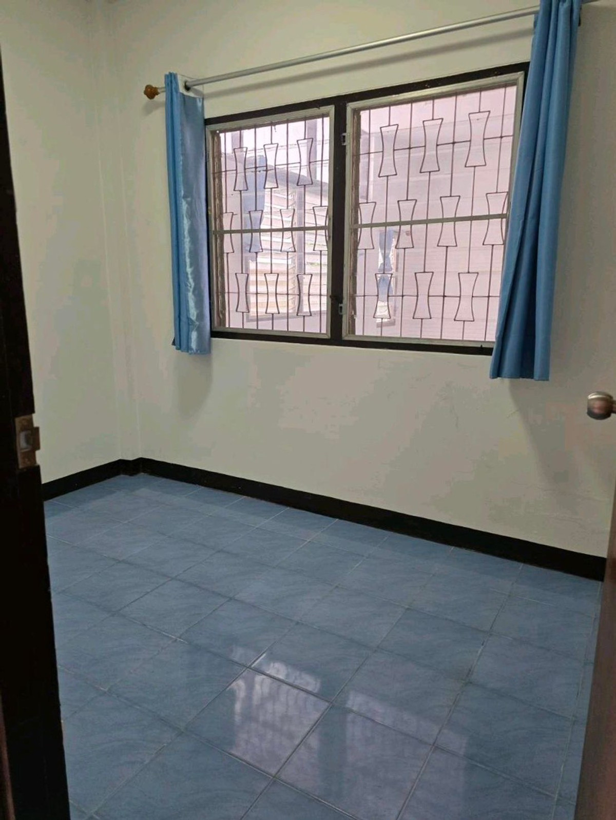 ✨One-story detached house for rent, Soi Chokchai 4, intersection 36, 4 bedrooms, 2 bathrooms, 1 storage room, 2 air conditioners, excellent location, quality residential area #can  register a company, rent 23,000/month. Loading...