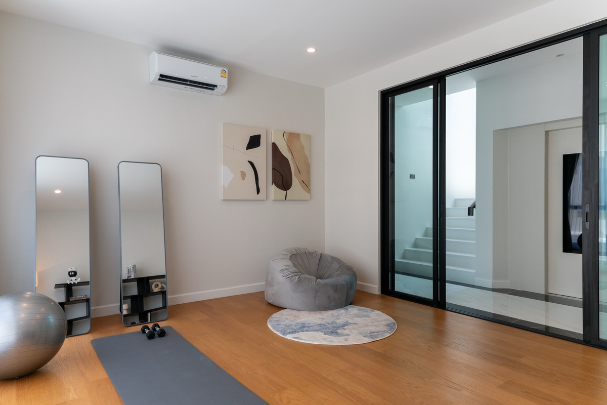 HousePattanakan, Srinakarin : For sale/rent, luxury house Cinq Royal Krungthep Kreetha (Soul Type), 3-story house with private elevator, land size 120 sq m, usable area 705 sq m, fully furnished, complete with electrical appliances.