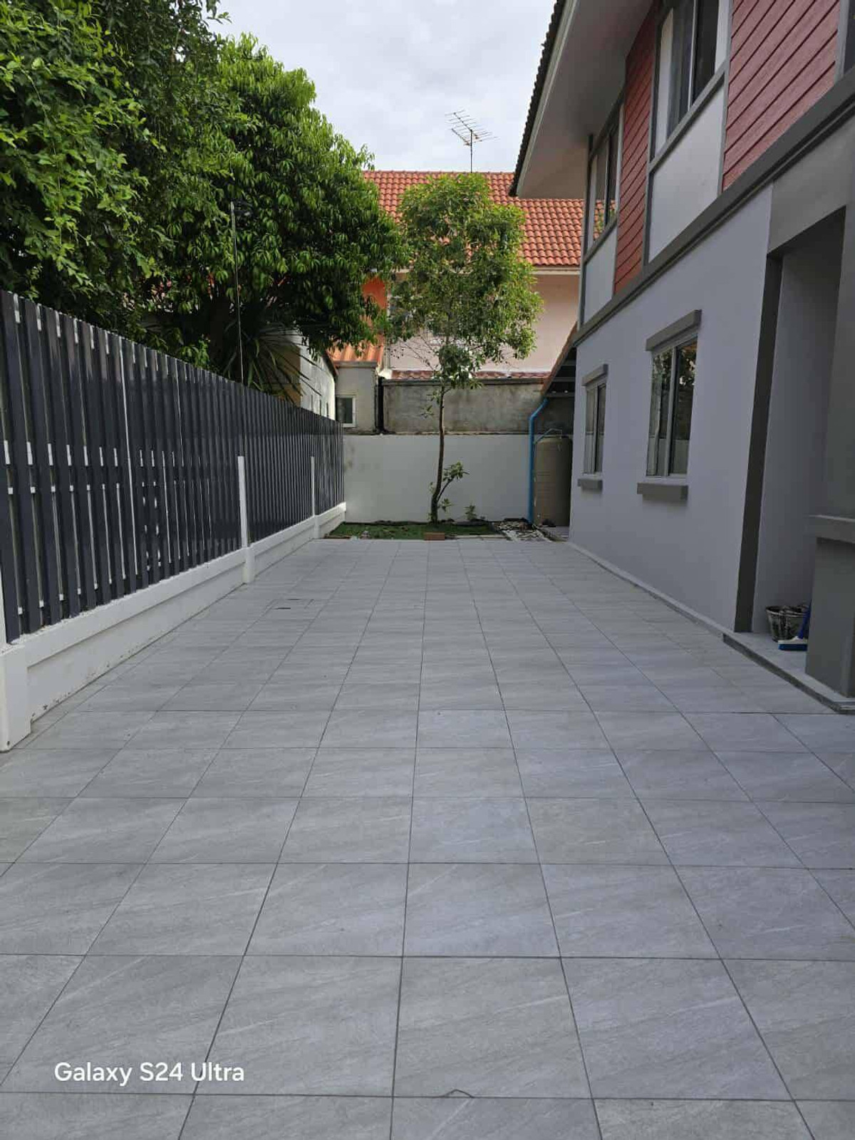 Selling very cheap!! 2-story twin house, newly renovated, Pruksadee Village, Rangsit Khlong 3, Pathum Thani, opposite Jumbo Market, near Big C. Loading...