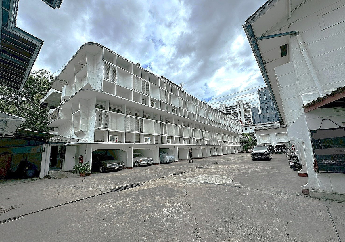 For RentShop HouseWitthayu, Chidlom, Langsuan, Ploenchit : 🏢 Building with Large Land for Rent – Ploenchit Area. Suitable for all types of businesses. ** NO CO-AGENT **