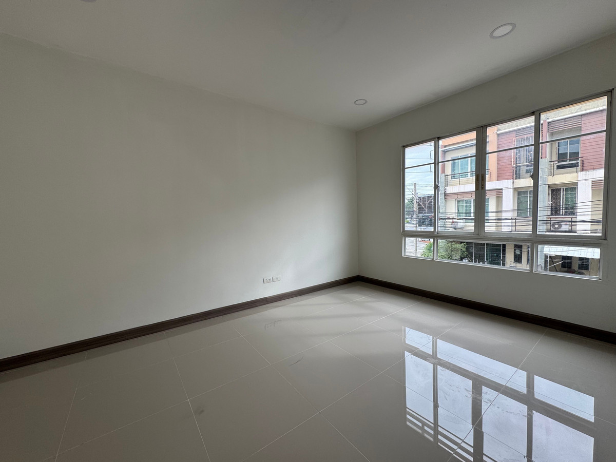 ขาย ทาวน์โฮม 3 ชั้น หมู่บ้าน The Plant City สาทร ถนน กัลปพฤกษ์ บ้านสวย เพิ่งรีโนเวทใหม่  Loading...