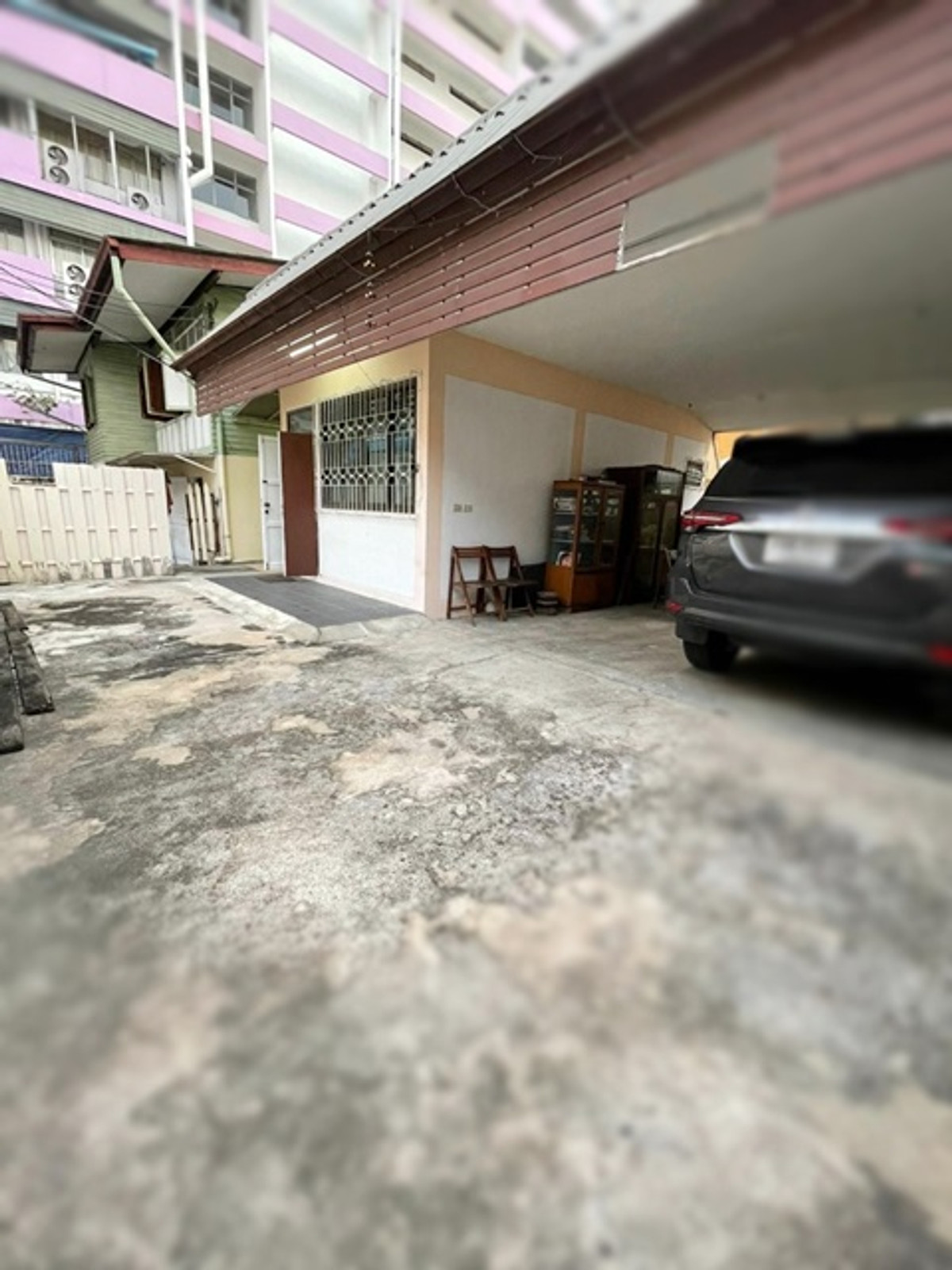 For RentHouseWongwianyai, Charoennakor : Big C Itsaraphap! Wongwian Yai, 25 sq m., MRT Itsaraphap, 2 car parking spaces, single house for ren