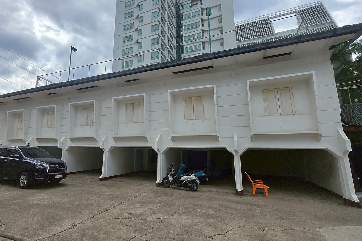 For RentShop HouseWitthayu, Chidlom, Langsuan, Ploenchit : 🏢 Building with Large Land for Rent – Ploenchit Area. Suitable for all types of businesses. ** NO CO-AGENT **