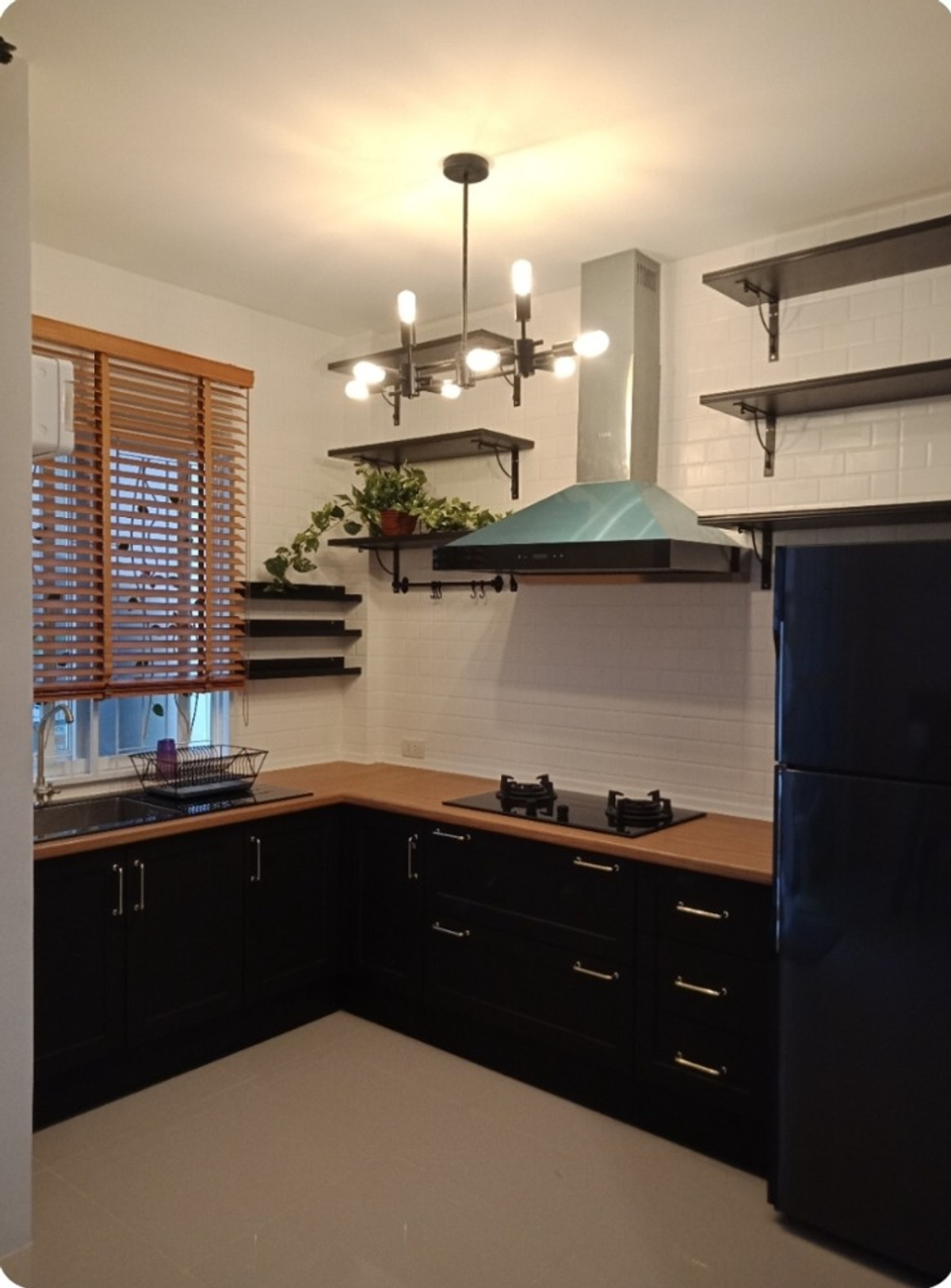 ทาวน์โฮม 3 ชั้น/พร้อมเฟอร์/ใกล้ห้างแฟชั่นไอส์แลน Loading...