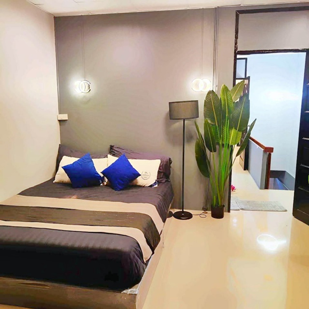 Central Ramintra 2.6 km. luxury 2-story townhouse for rent 25sq.wa 200sqm. newly renovated modern st Loading...