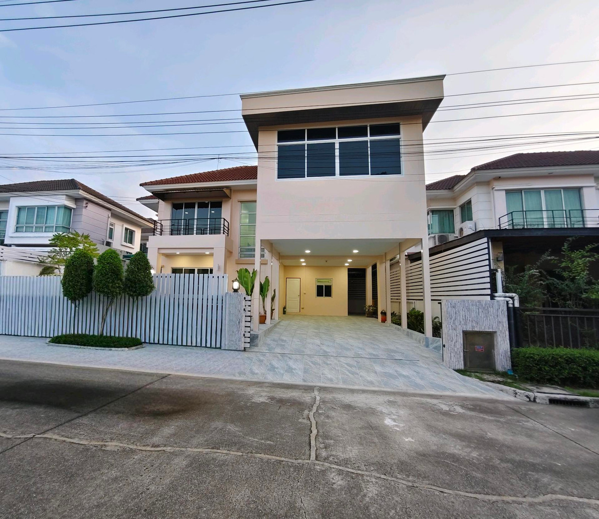 For SaleHouseLadkrabang, Suwannaphum Airport : Single house for sale Renovated the whole house!! M.Life Bangkok Blue Levad, Wongwaen On Nut, Sukhaphiban 2 Road, Bangkok, 3 bedrooms, 3 bathrooms.