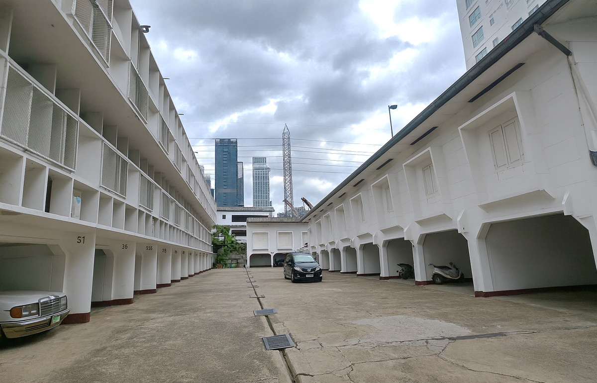 For RentShop HouseWitthayu, Chidlom, Langsuan, Ploenchit : 🏢 Building with Large Land for Rent – Ploenchit Area. Suitable for all types of businesses. ** NO CO-AGENT **