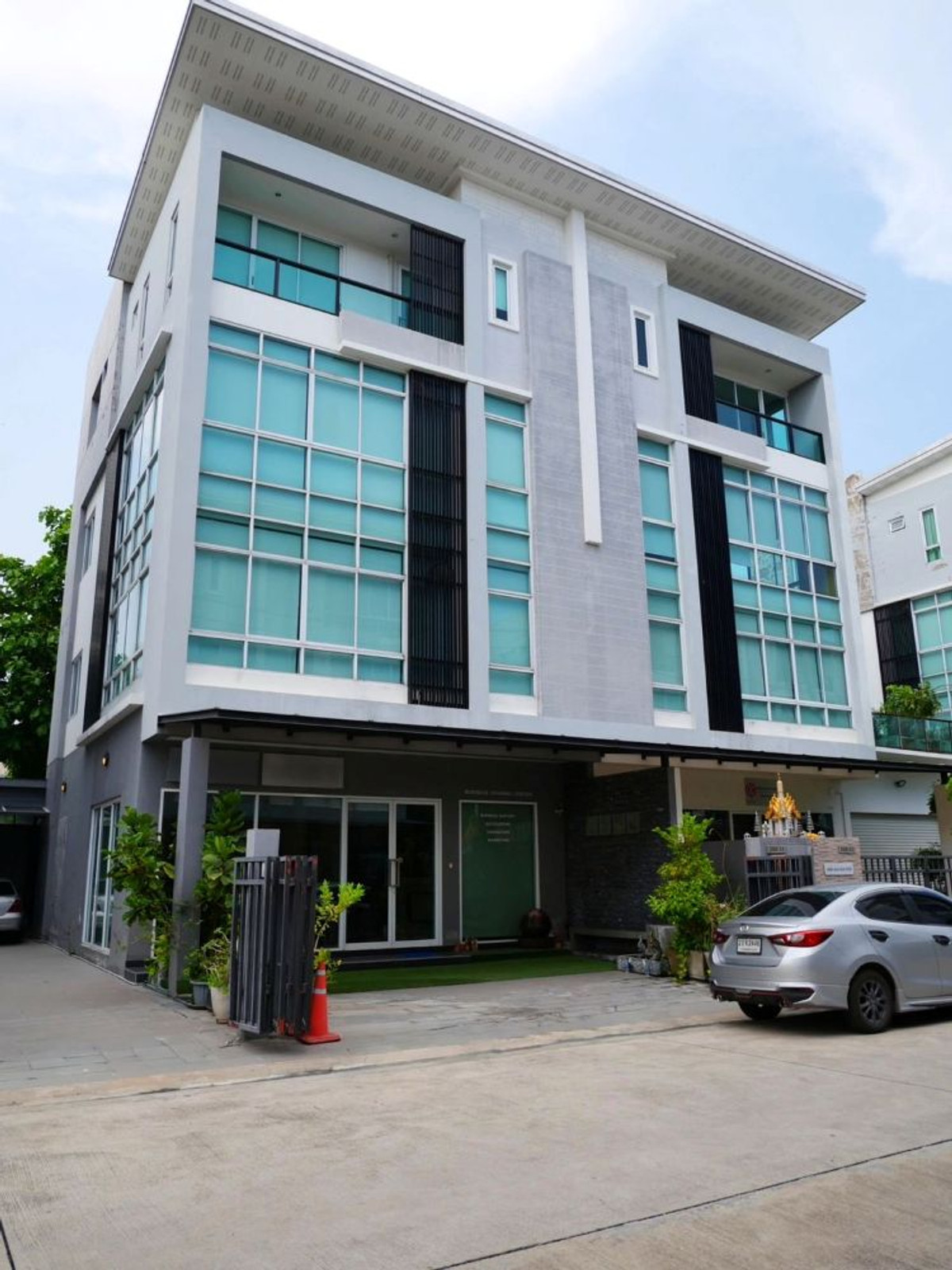 4-story home office for sale, Biz Galleria Nuanchan, good location, next to the Pink Line, fully furnished, ready to conduct business. Loading...