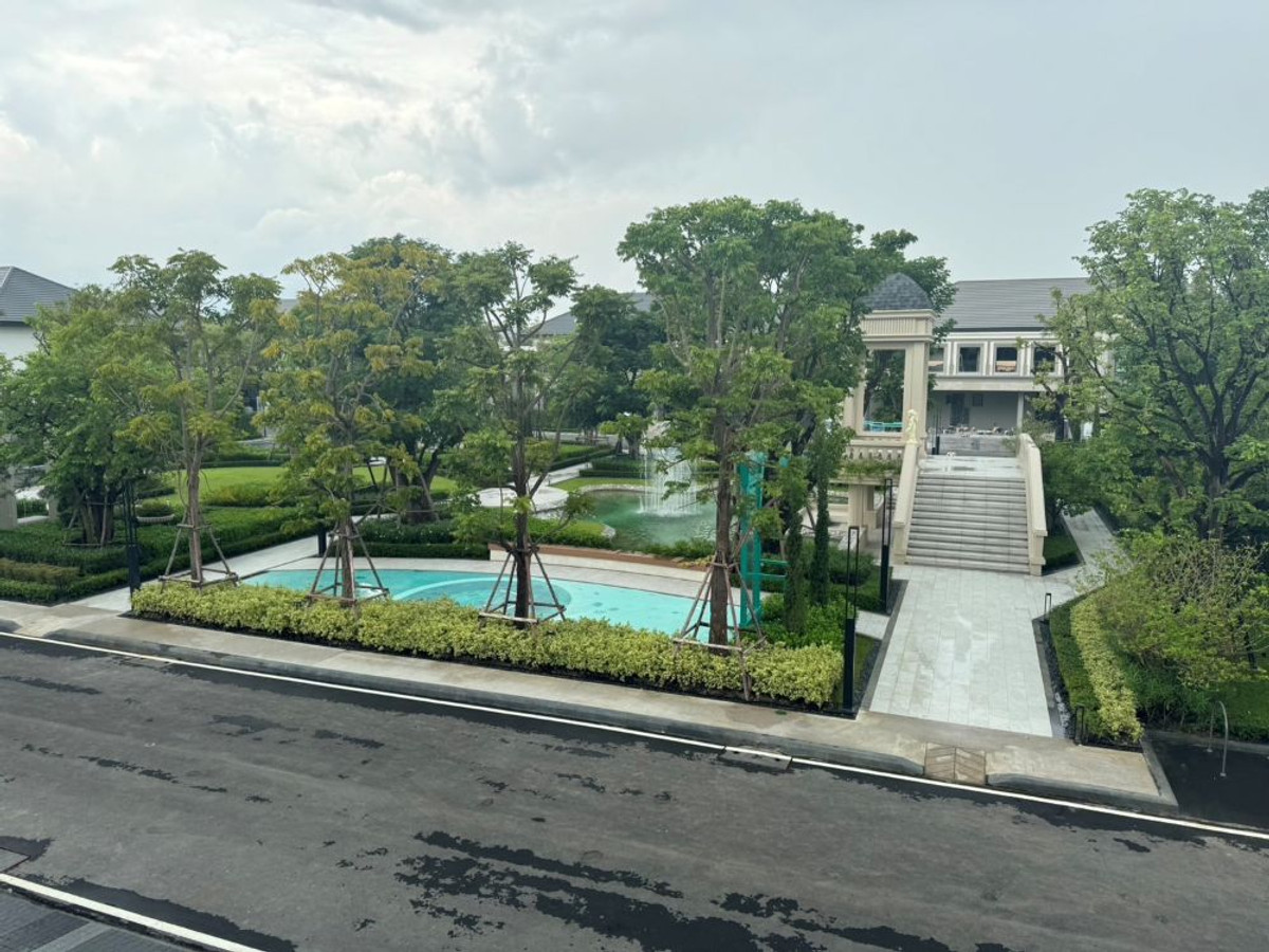 For sale or rent, 2-story luxury detached house, Grand Bangkok Boulevard, Krungthep Kreetha, 135 sq m, pets allowed. Fully decorated Near Suvarnabhumi Airport Loading...