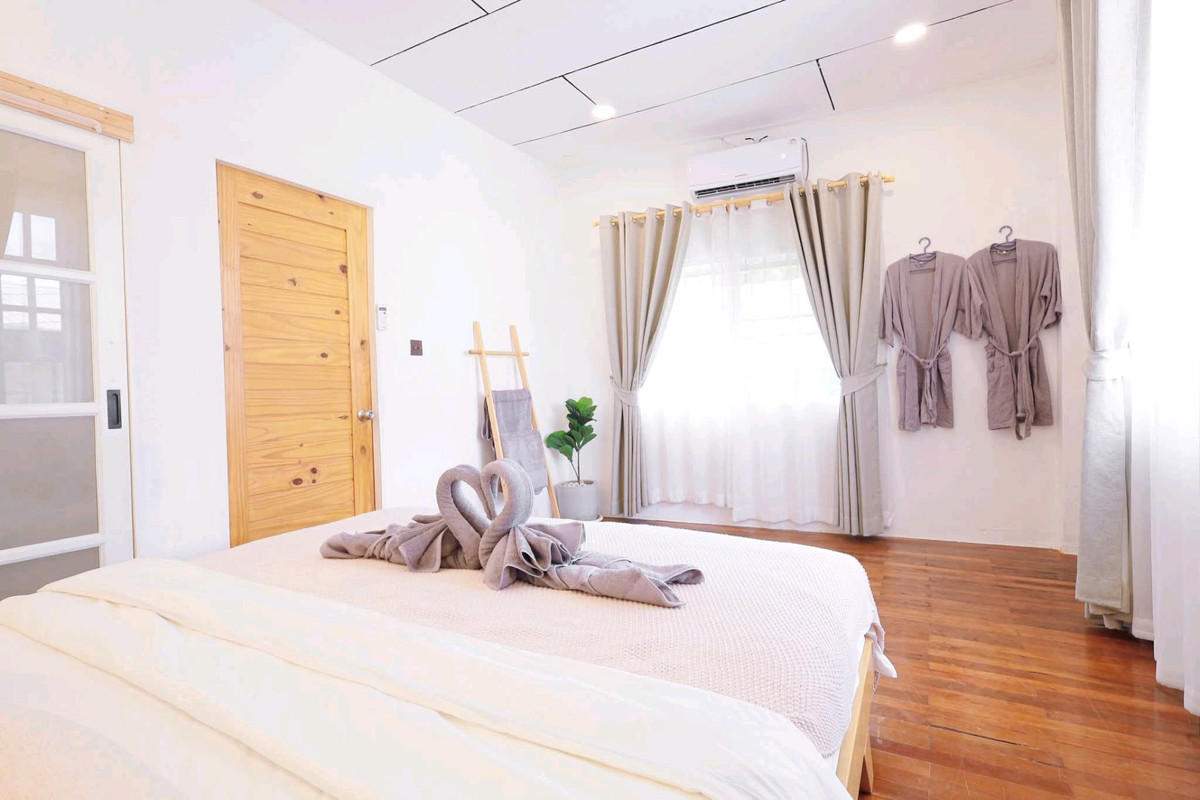 ให้เช่าบ้านรัชดา ห้วยขวาง : ​📍 ทำเลดีมาก: ซอยรัชดา 3 (ซอยอยู่เจริญ) บ้านว่างพร้อมเข้าอยู่ ดินแดง​🏠 ตัวบ้าน: บ้านเดี่ยว 2 ชั้น พื้นที่ 126 ตร.ม.​🛌 ห้องนอน: 3 ห้องนอน 4 เตียง​🛁 ห้องน้ำ: 3 ห้องน้ำ