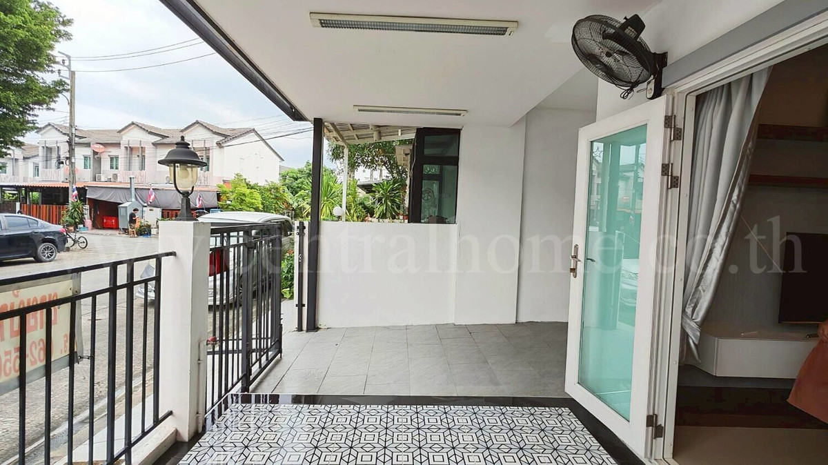 2-story townhouse, Lion Nov Don Mueang - Chaengwattana, ready to move in. Loading...