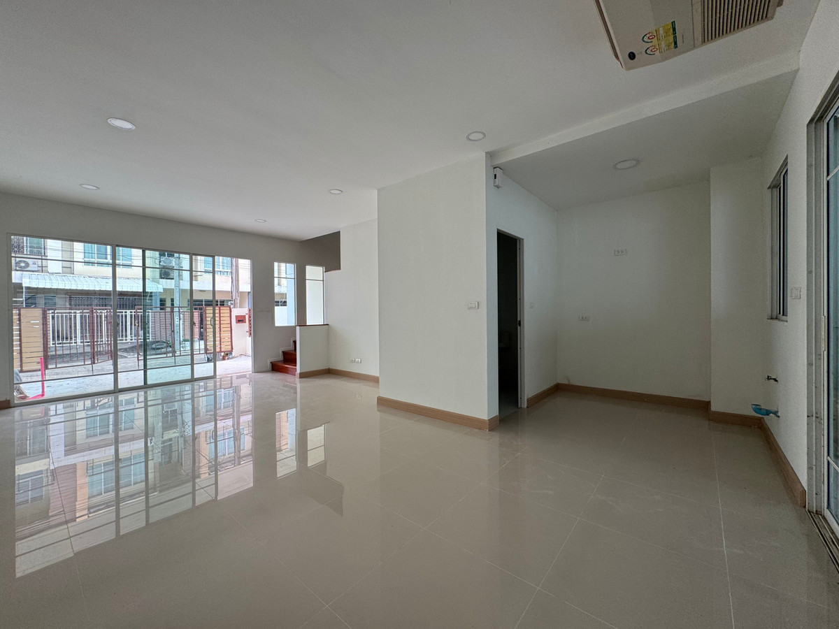 ขาย ทาวน์โฮม 3 ชั้น หมู่บ้าน The Plant City สาทร ถนน กัลปพฤกษ์ บ้านสวย เพิ่งรีโนเวทใหม่  Loading...