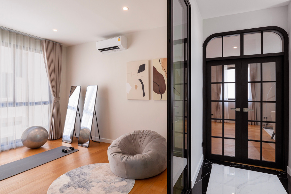 HousePattanakan, Srinakarin : For sale/rent, luxury house Cinq Royal Krungthep Kreetha (Soul Type), 3-story house with private elevator, land size 120 sq m, usable area 705 sq m, fully furnished, complete with electrical appliances.